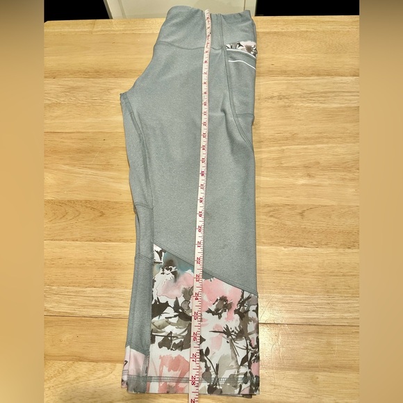 5/$20 RBX cropped leggings, plus size 1x floral print detail with pockets - Picture 7 of 9